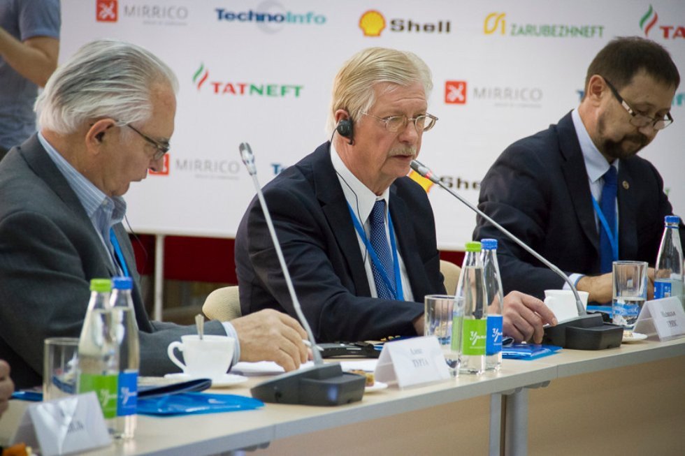 Рустам Минниханов: 'КФУ ? центр инновационных решений для нефтедобычи' Рустам Минниханов: 'КФУ ? центр инновационных решений для нефтедобычи'