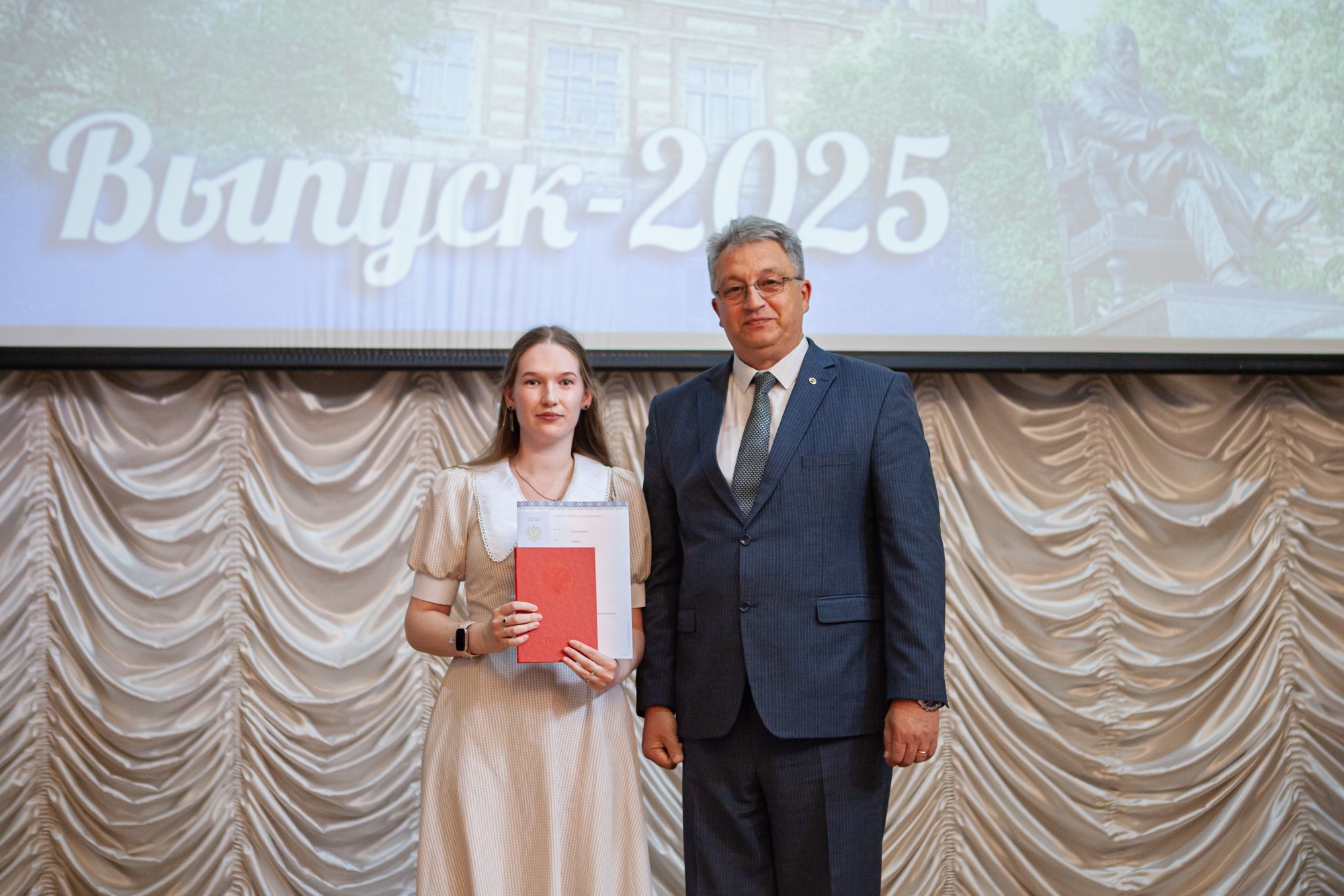 В Елабужском институте КФУ прошли торжественные церемонии вручения дипломов В Елабужском институте КФУ прошли торжественные церемонии вручения дипломов