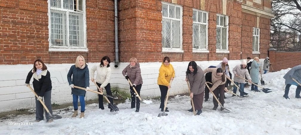 В Елабужском институте КФУ прошел последний мартовский субботник В Елабужском институте КФУ прошел последний мартовский субботник