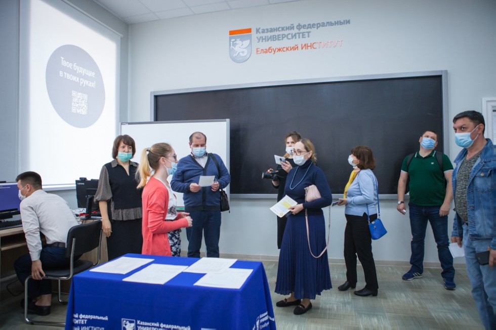Ilshat Gafurov opened the presentation of Student Scientific Classes at the Elabuga Institute