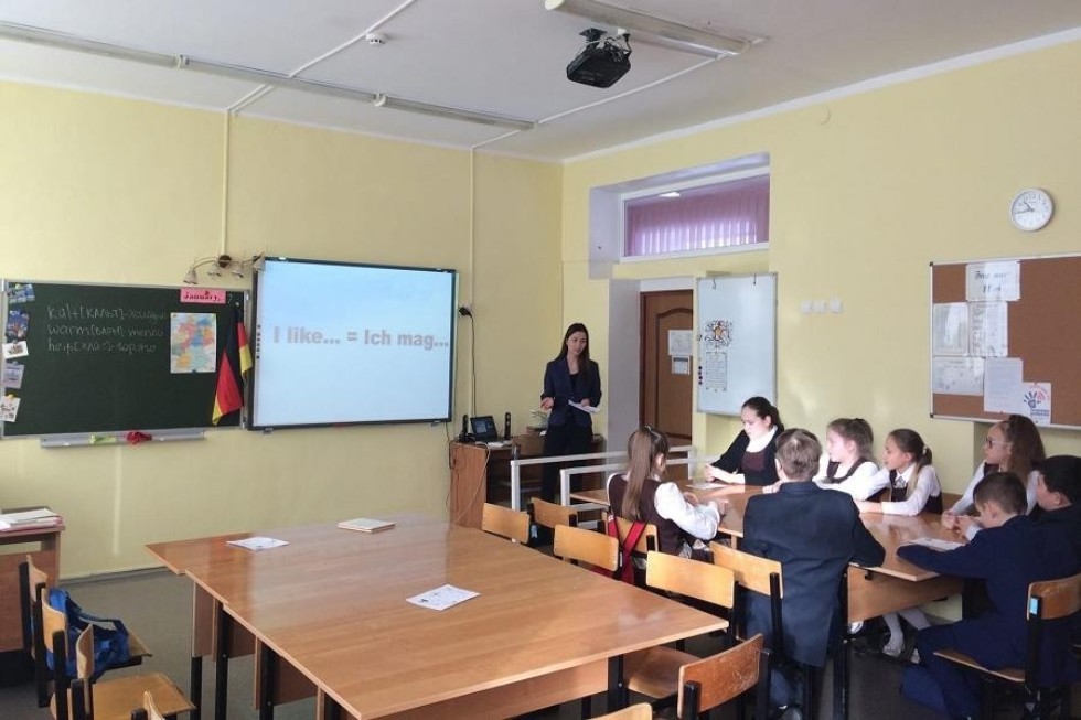 Студентки факультета иностранных языков ЕИ КФУ на 'Дне науки и творчества' в 'Гимназии №4' Студентки факультета иностранных языков ЕИ КФУ на 'Дне науки и творчества' в 'Гимназии №4'