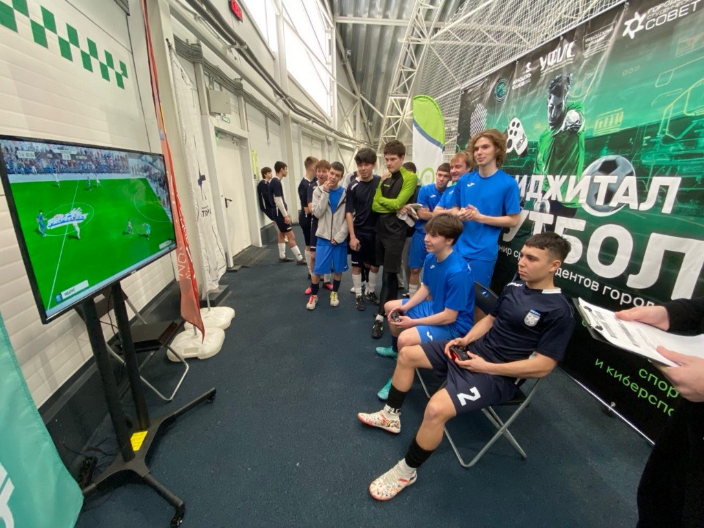 Сначала джойстик, потом бутсы. Сначала джойстик, потом бутсы.