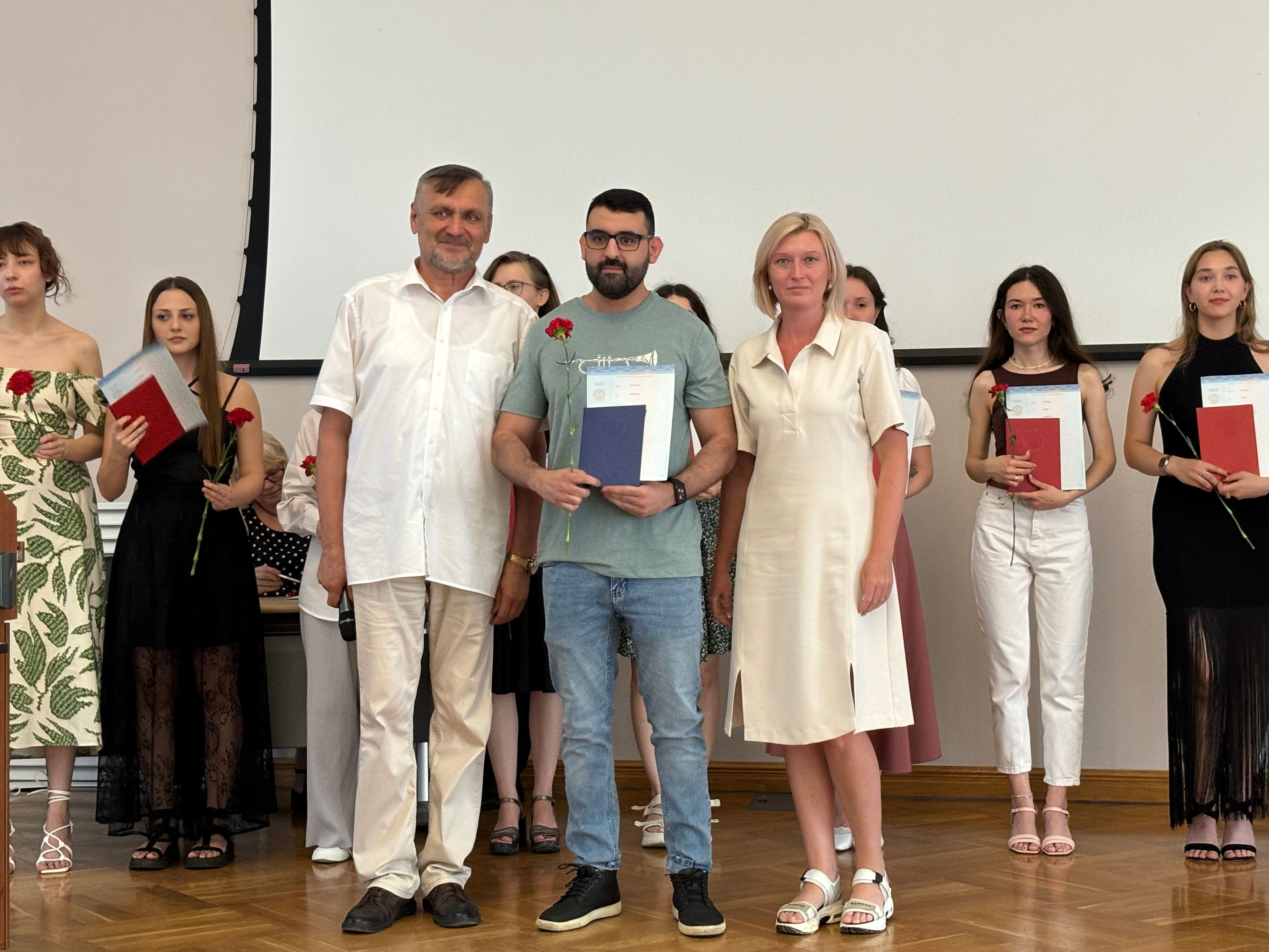 Состоялось вручение дипломов выпускникам магистратуры по программе Состоялось вручение дипломов выпускникам магистратуры по программе