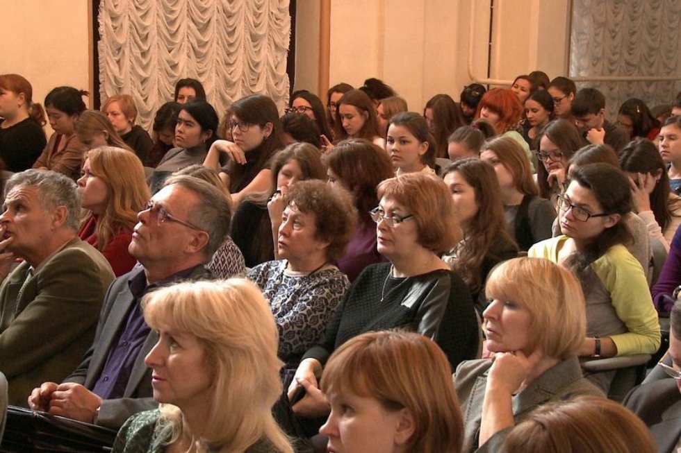 'Изучая новые языки, общаясь и обучая им других людей, мы служим делу мира' 'Изучая новые языки, общаясь и обучая им других людей, мы служим делу мира'