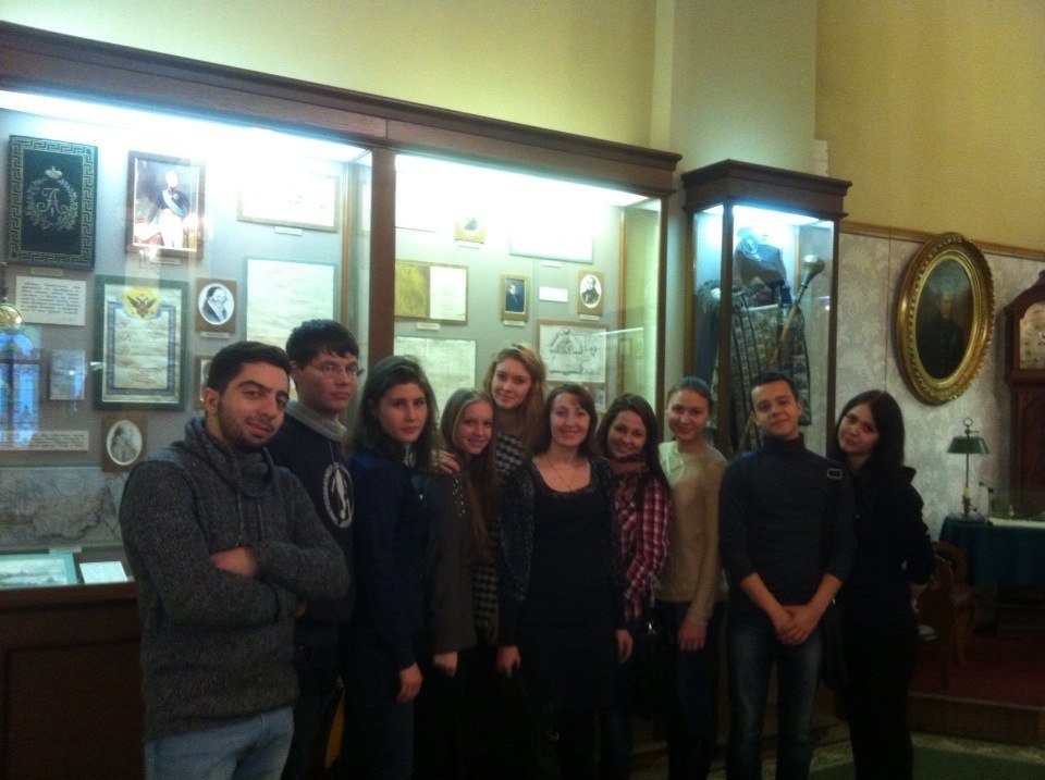 Студенты ИЭиФ с увлечением знакомятся с историей КФУ Студенты ИЭиФ с увлечением знакомятся с историей КФУ