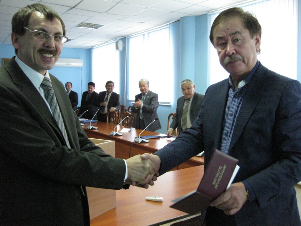 Директор филиала КФУ в г.Набережные Челны Анатолий Макаров ?почётный профессор Актюбинского государственного университета им. К.Жубанова Директор филиала КФУ в г.Набережные Челны Анатолий Макаров ?почётный профессор Актюбинского государственного университета им. К.Жубанова