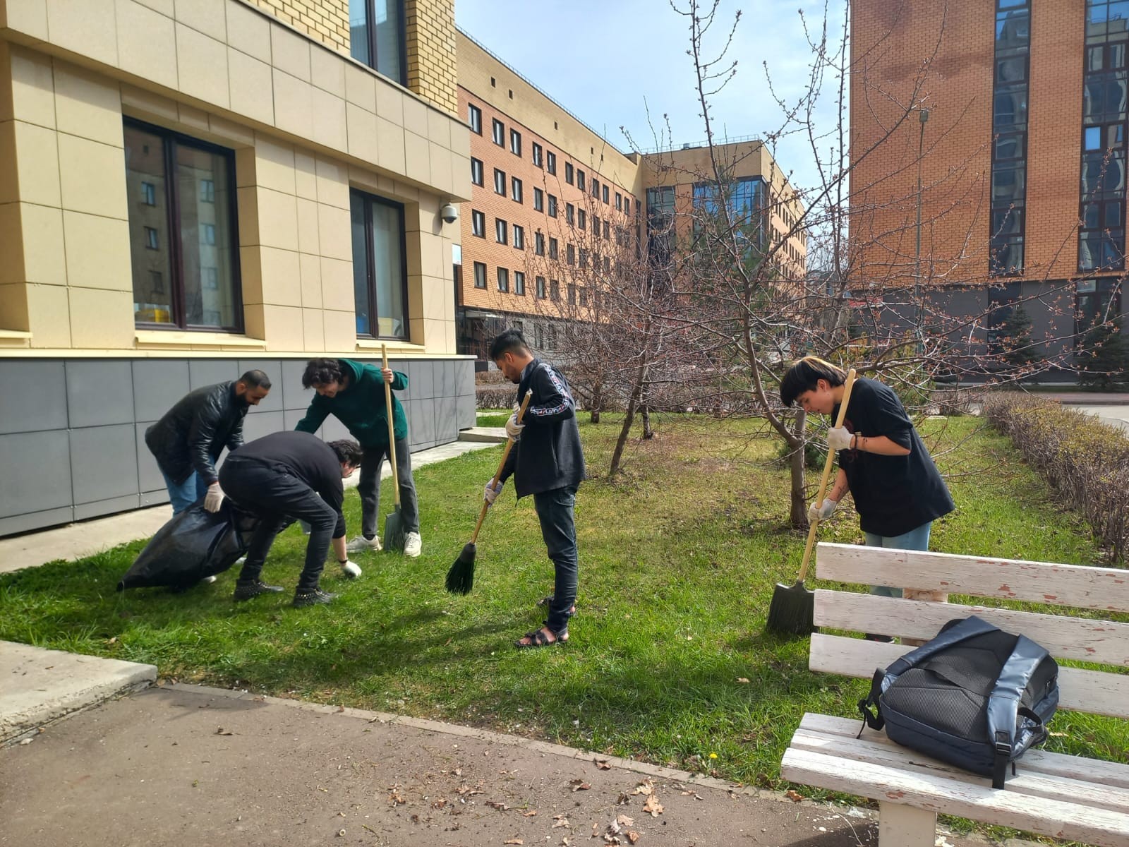 На территории Деревни Универсиады прошли субботники На территории Деревни Универсиады прошли субботники