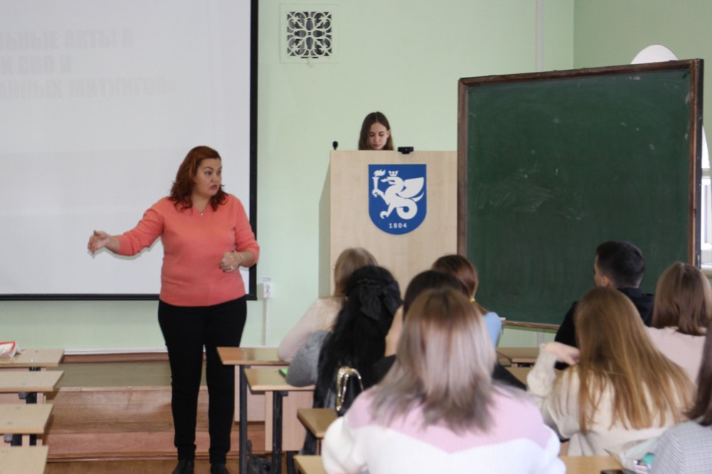 В День правовой помощи для студентов Елабужского института КФУ состоялась открытая лекция 'Предупреждение нарушений законодательства о митингах и предотвращение действий, направленных на дискредитацию действий СВО'. В День правовой помощи для студентов Елабужского института КФУ состоялась открытая лекция 'Предупреждение нарушений законодательства о митингах и предотвращение действий, направленных на дискредитацию действий СВО'.