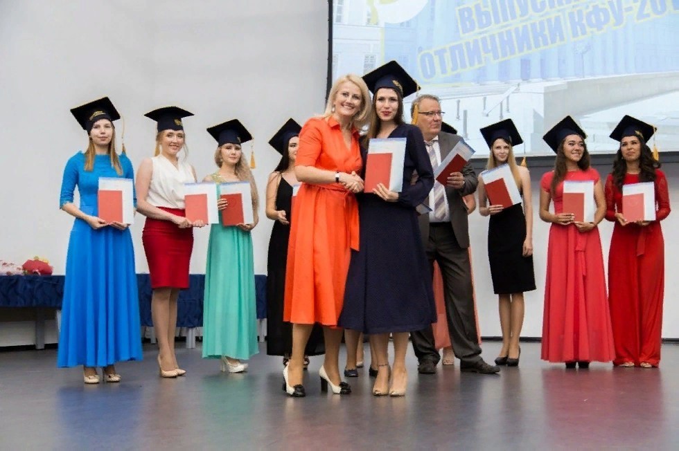 Graduates-honors of Elabuga Institute of KFU receive diplomas Magna cum Laude from the university top officials