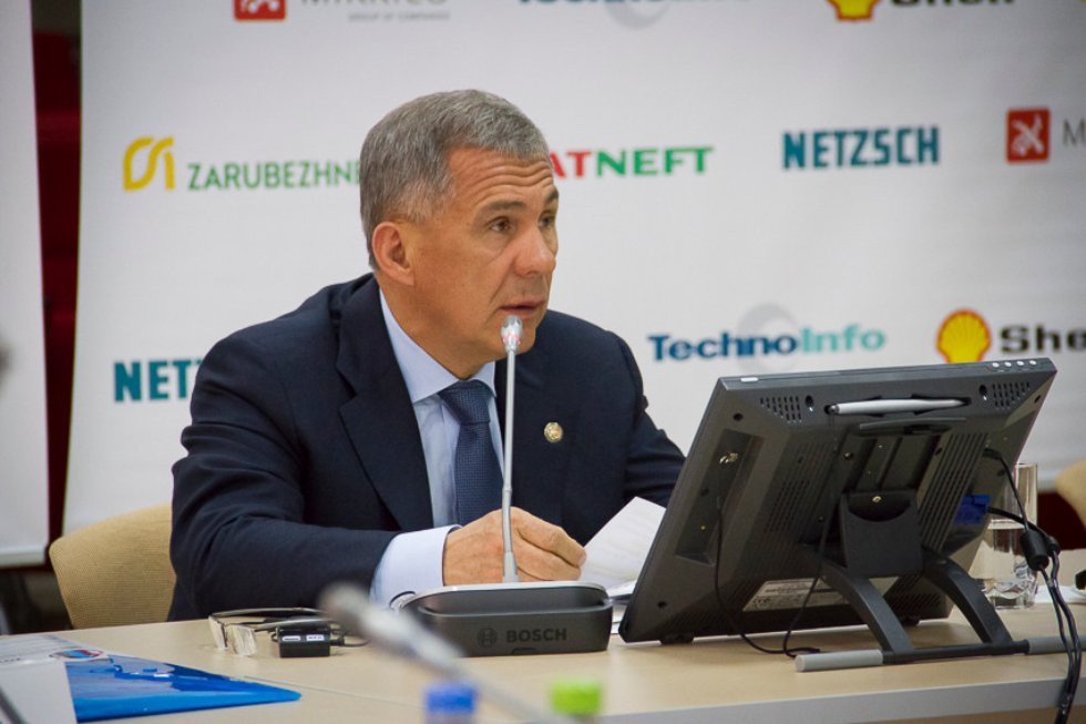 Рустам Минниханов: 'КФУ ? центр инновационных решений для нефтедобычи' Рустам Минниханов: 'КФУ ? центр инновационных решений для нефтедобычи'