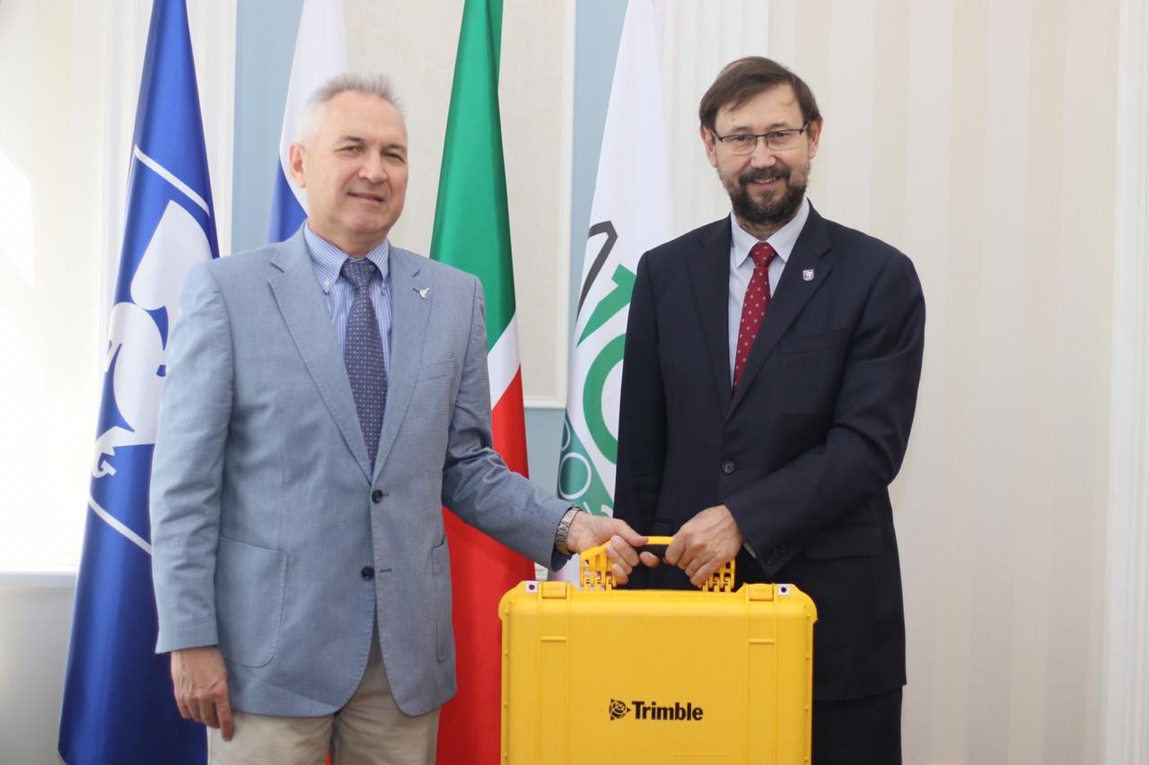 University receives Trimble R10 GNSS system as a gift University receives Trimble R10 GNSS system as a gift