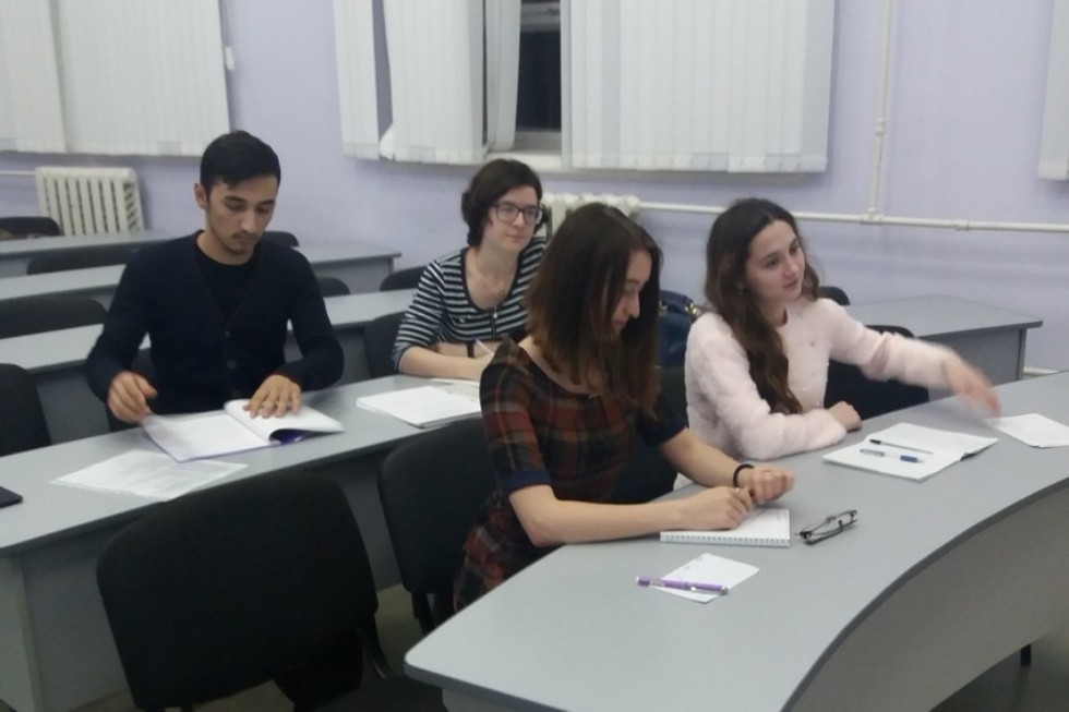 На факультете экономики и управления Елабужского института КФУ прошла деловая игра между студентами 2 и 4 курсов На факультете экономики и управления Елабужского института КФУ прошла деловая игра между студентами 2 и 4 курсов