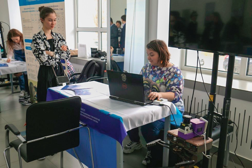 Employees of the Laboratory of Intelligent Systems gave a talk about robotics to applicants of the Kazan College of Information Technologies and Communications