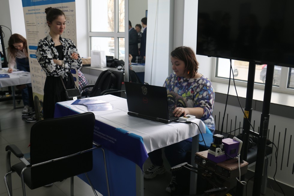 Сотрудники Лаборатории интеллектуальных систем представили лабораторию абитуриентам Сотрудники Лаборатории интеллектуальных систем представили лабораторию абитуриентам