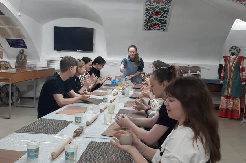 Студенты посетили мастер-класс по изготовлению глиняной тарелки Студенты посетили мастер-класс по изготовлению глиняной тарелки