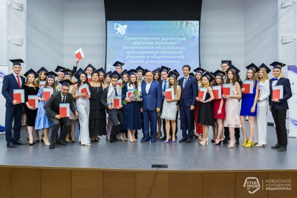 В Институте управления, экономики и финансов прошли церемонии вручения дипломов выпускникам бакалаврам В Институте управления, экономики и финансов прошли церемонии вручения дипломов выпускникам бакалаврам