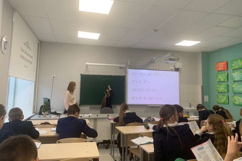 Студенты отделения математики и естественных наук проходят педагогическую практику Студенты отделения математики и естественных наук проходят педагогическую практику