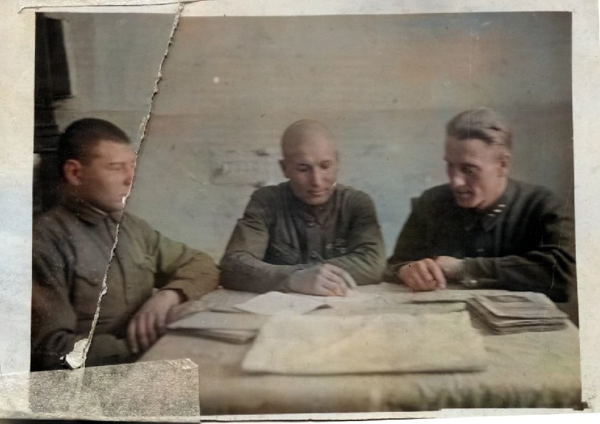 Преподаватель Елабужского института КФУ рассказал о подвигах дедов-фронтовиков Преподаватель Елабужского института КФУ рассказал о подвигах дедов-фронтовиков