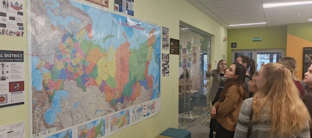 Умный помощник в классе: как ИИ поддерживает учителей гуманитарных дисциплин Умный помощник в классе: как ИИ поддерживает учителей гуманитарных дисциплин