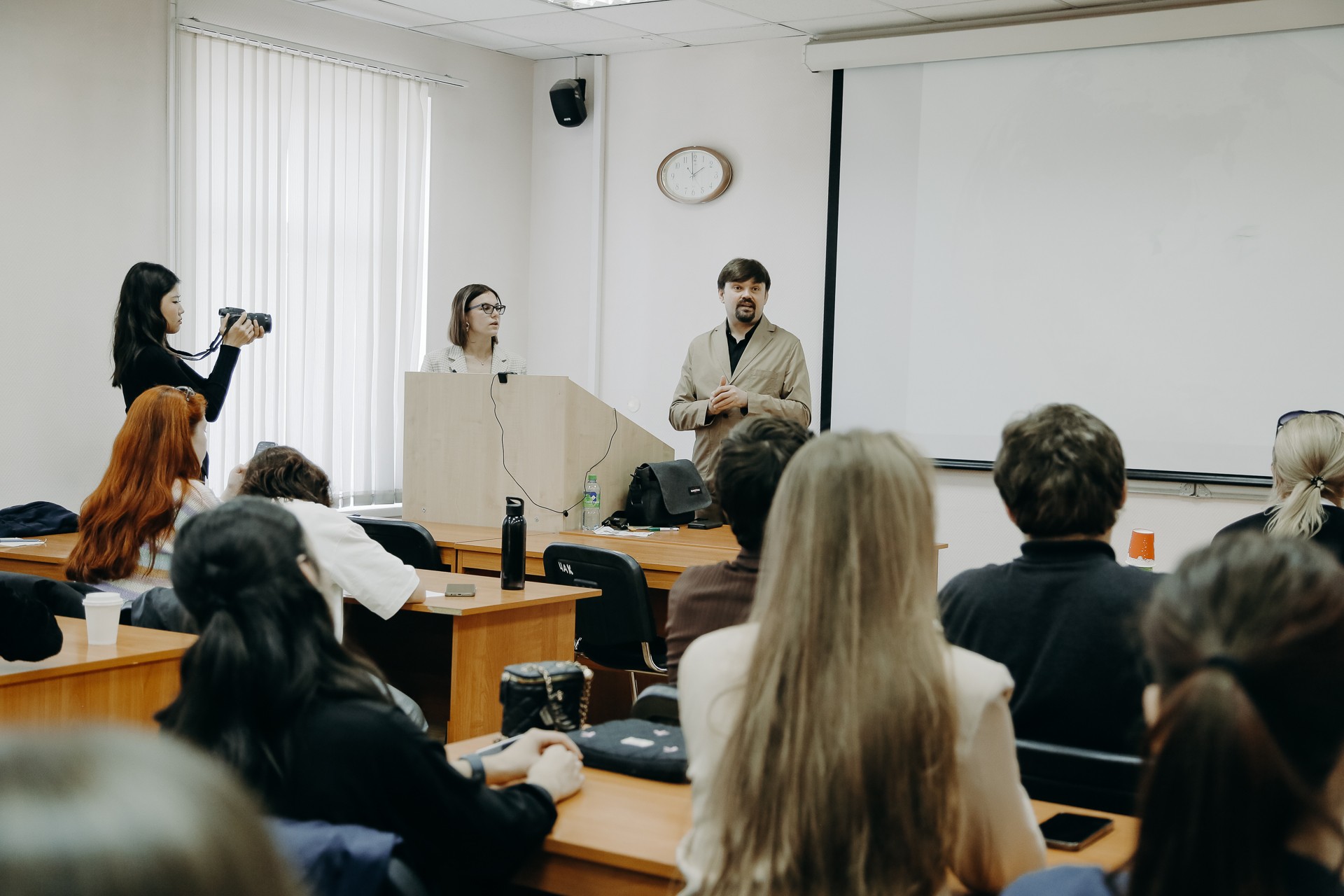 Открытая лекция Дмитрия Мартынова прошла в ИМОИиВ Открытая лекция Дмитрия Мартынова прошла в ИМОИиВ
