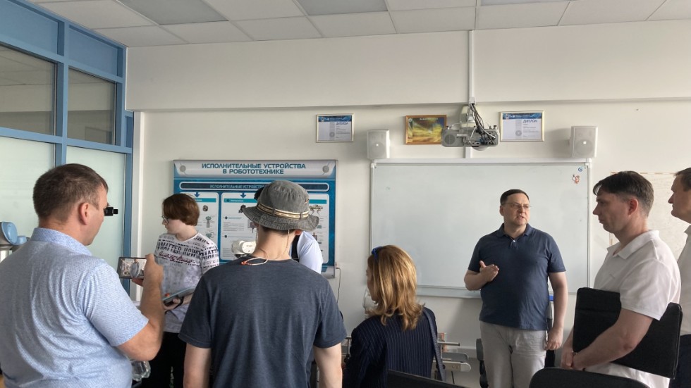 Представители компании 'КАМАЗ' посетили Лабораторию интеллектуальных робототехнических систем Представители компании 'КАМАЗ' посетили Лабораторию интеллектуальных робототехнических систем