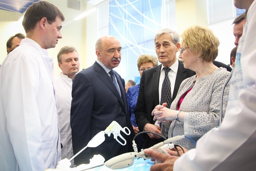 Minister of Healthcare impressed with KFU equipment