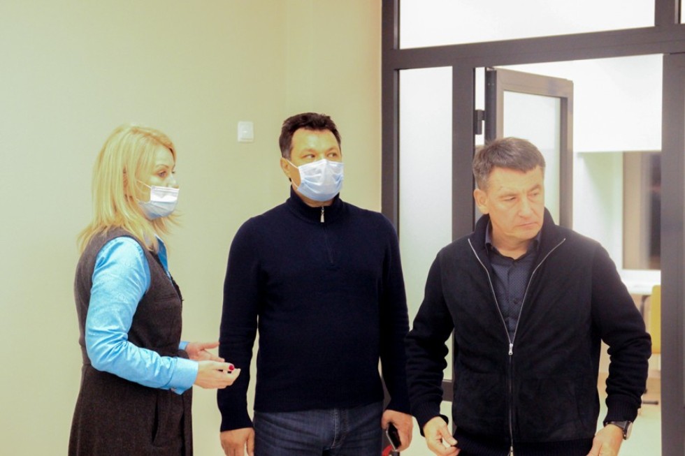 Глава ЕМР Рустем Нуриев и депутат Госсовета РТ Леонид Барышев посетили 'Университетскую' школу Глава ЕМР Рустем Нуриев и депутат Госсовета РТ Леонид Барышев посетили 'Университетскую' школу