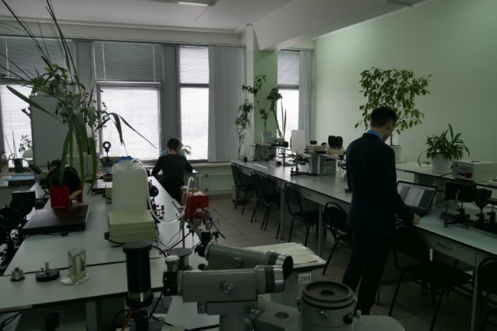 Practice in optics (laboratories �� 605, 705)