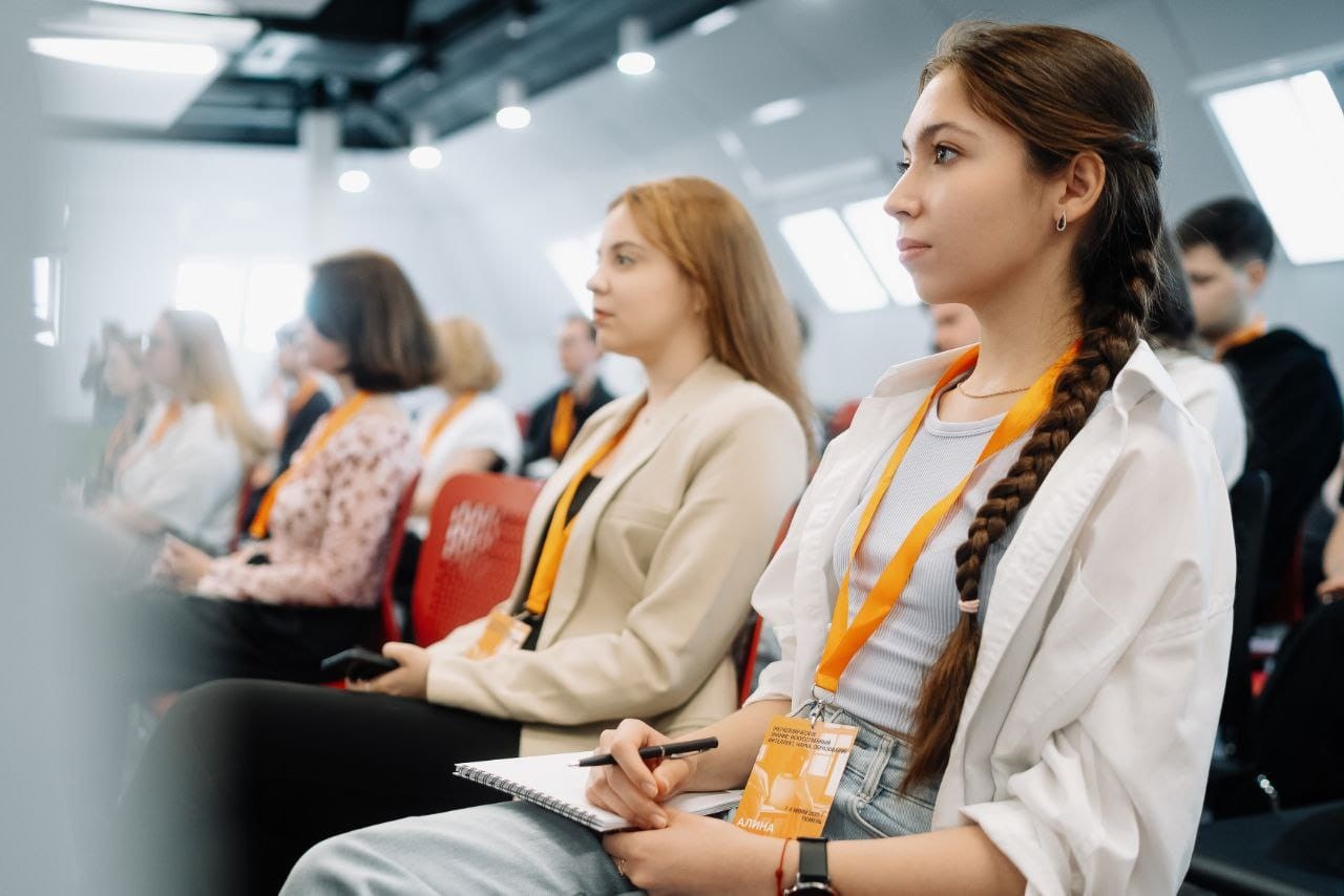 Студентка-социолог 3 курса Алина Пинигина приняла участие в Летней школе '(НЕ)Человеческое знание: искусственный интеллект, наука, образование' Студентка-социолог 3 курса Алина Пинигина приняла участие в Летней школе '(НЕ)Человеческое знание: искусственный интеллект, наука, образование'