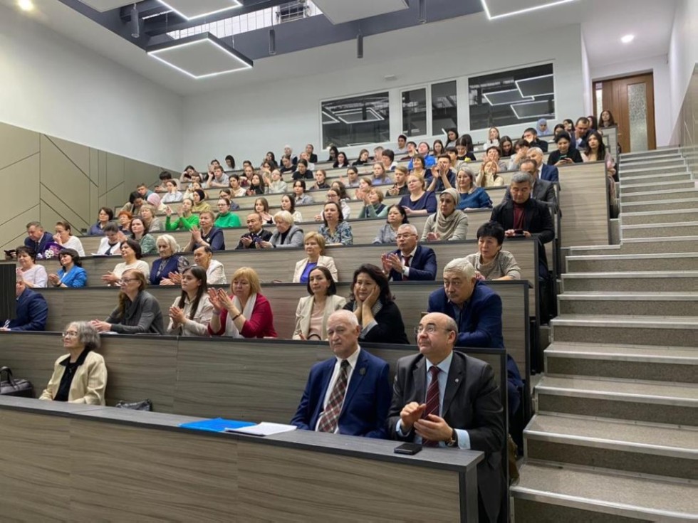 Әдәбият белемендә тирән эз калдырган галимнәр юбилее Әдәбият белемендә тирән эз калдырган галимнәр юбилее