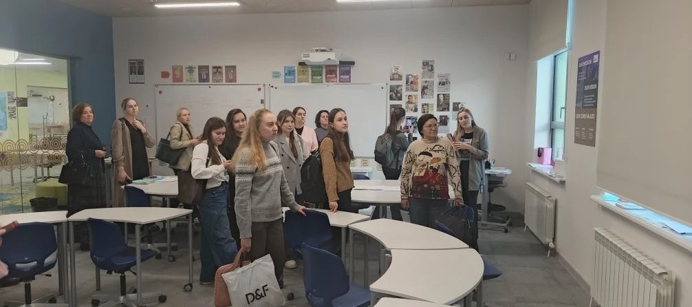 Умный помощник в классе: как ИИ поддерживает учителей гуманитарных дисциплин Умный помощник в классе: как ИИ поддерживает учителей гуманитарных дисциплин