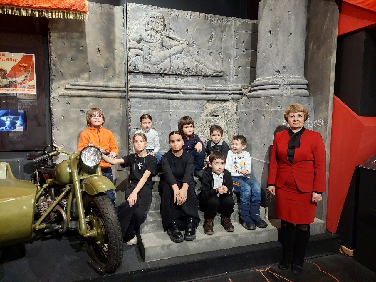 Генеральная репетиция патриотического спектакля детского театра 'Радуга' Генеральная репетиция патриотического спектакля детского театра 'Радуга'