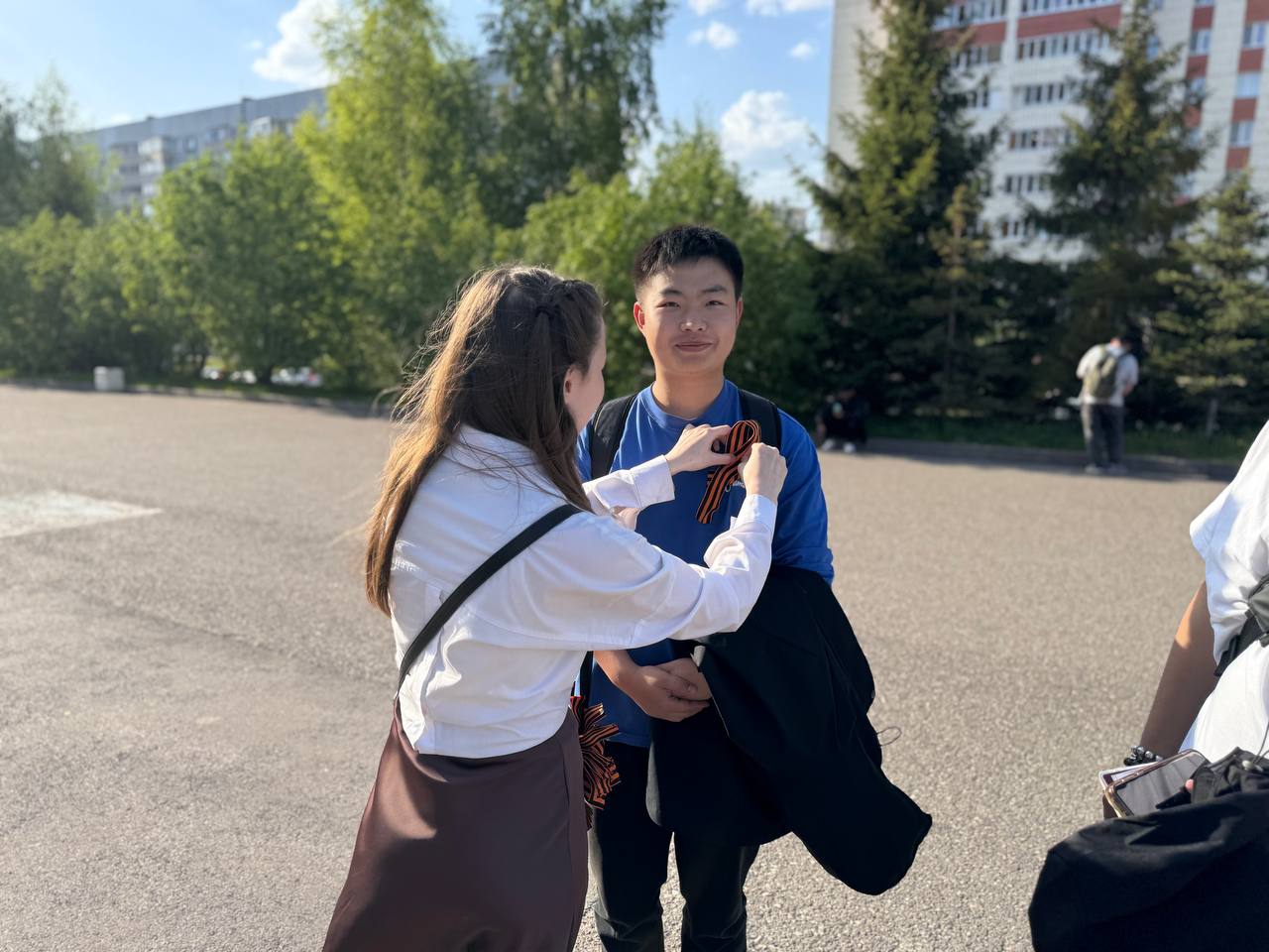 В Деревне Универсиады прошла акция 'Георгиевская ленточка' В Деревне Универсиады прошла акция 'Георгиевская ленточка'