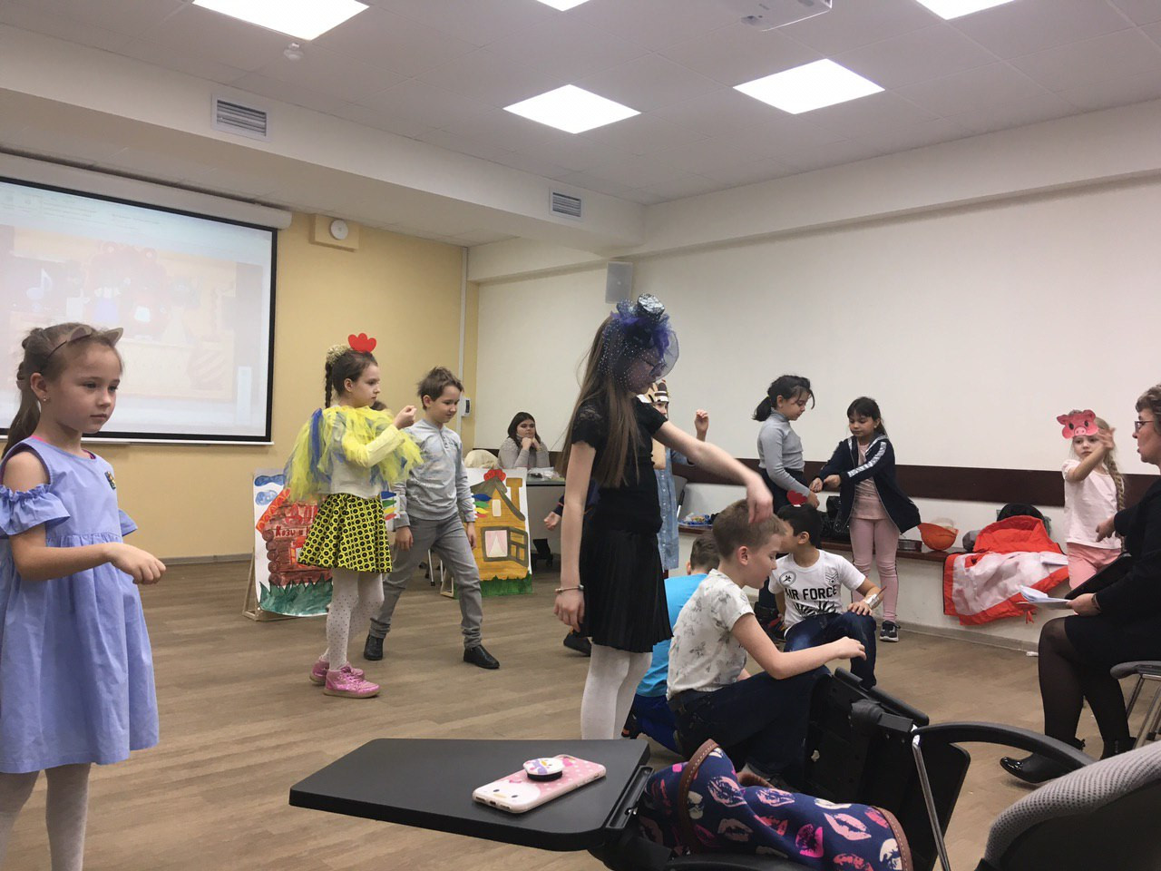 В детском театре 'Радуга' прошла генеральная репетиция спектакля 'Кошкин дом' В детском театре 'Радуга' прошла генеральная репетиция спектакля 'Кошкин дом'