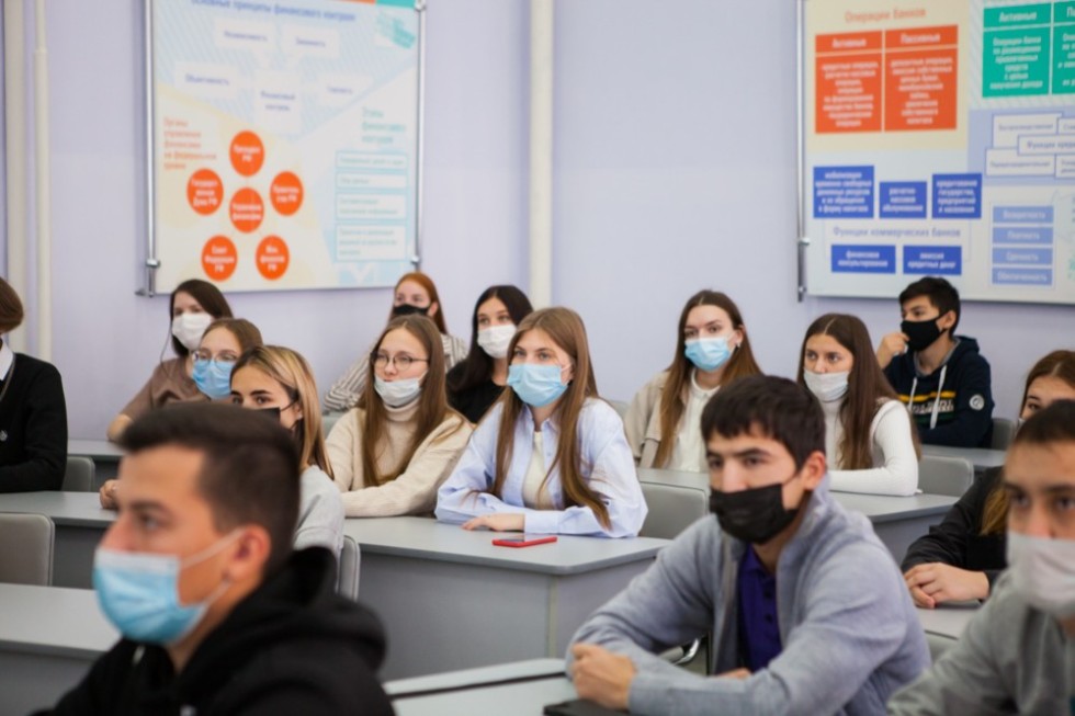 Встреча студентов Елабужского института и учеников 'Университетской' школы с преподавателями из Казани Встреча студентов Елабужского института и учеников 'Университетской' школы с преподавателями из Казани