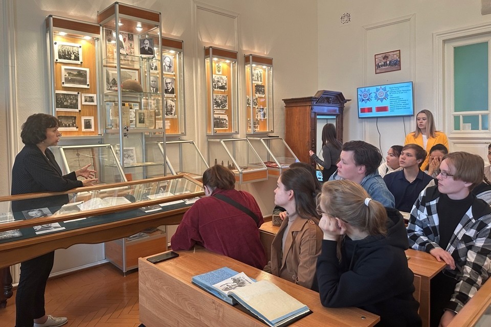 Студенты 2211 и 0211 групп отделения математики и естественных наук под руководством куратора Ганеевой А.Р. посетили музей Елабужского института Студенты 2211 и 0211 групп отделения математики и естественных наук под руководством куратора Ганеевой А.Р. посетили музей Елабужского института