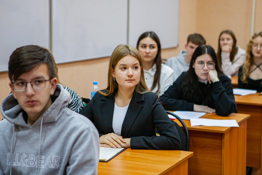 Круглый стол по проблемам региональной экономики прошел в Елабужском институте КФУ Круглый стол по проблемам региональной экономики прошел в Елабужском институте КФУ