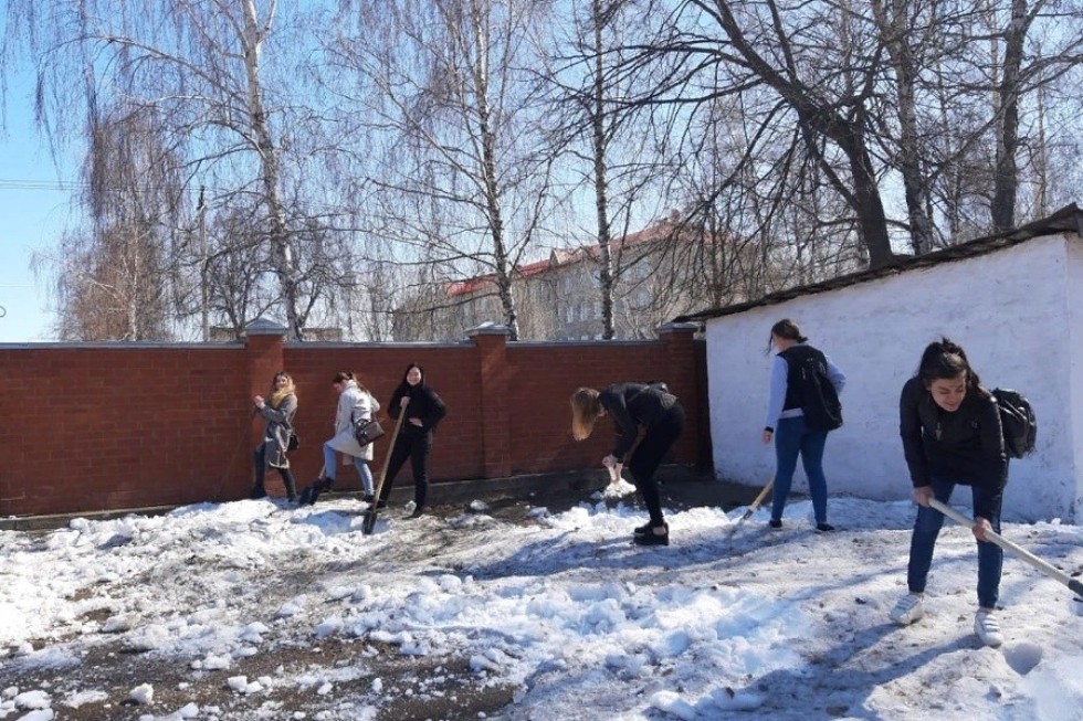Субботники в Елабужском институте КФУ Субботники в Елабужском институте КФУ