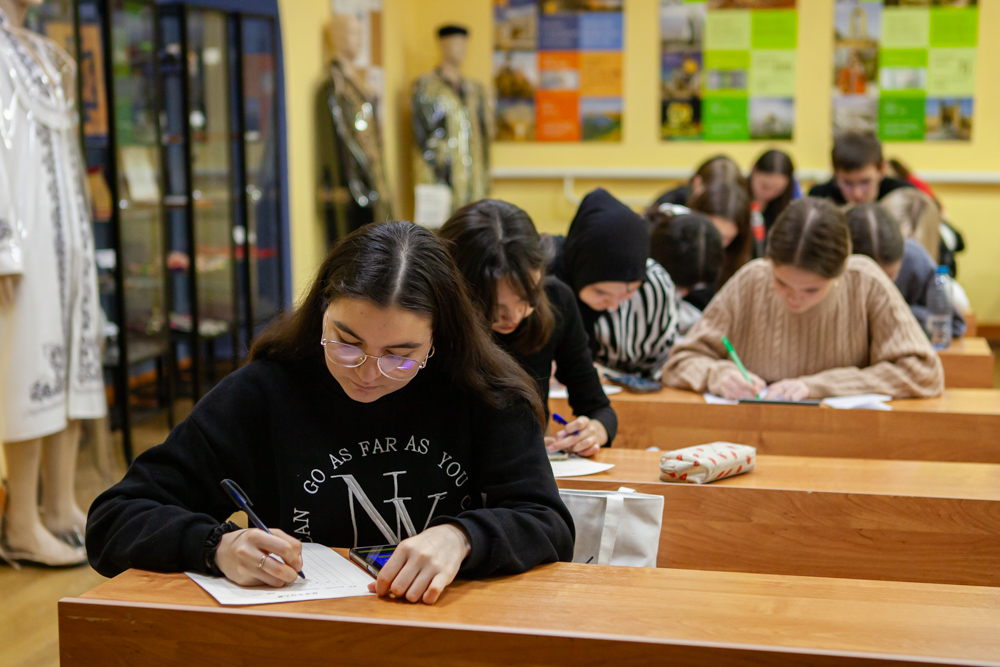 В Елабужском институте определили лучших знатоков китайской каллиграфии В Елабужском институте определили лучших знатоков китайской каллиграфии