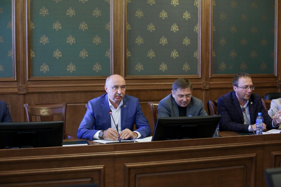 Rector Ilshat Gafurov spoke with participants of Kazan Precision Medicine Workshop