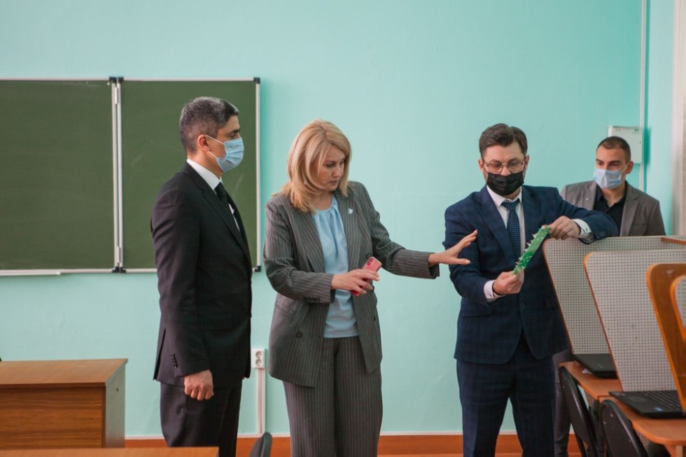 В Елабужский институт КФУ прибыл Генеральный консул Туркменистана в Казани В Елабужский институт КФУ прибыл Генеральный консул Туркменистана в Казани