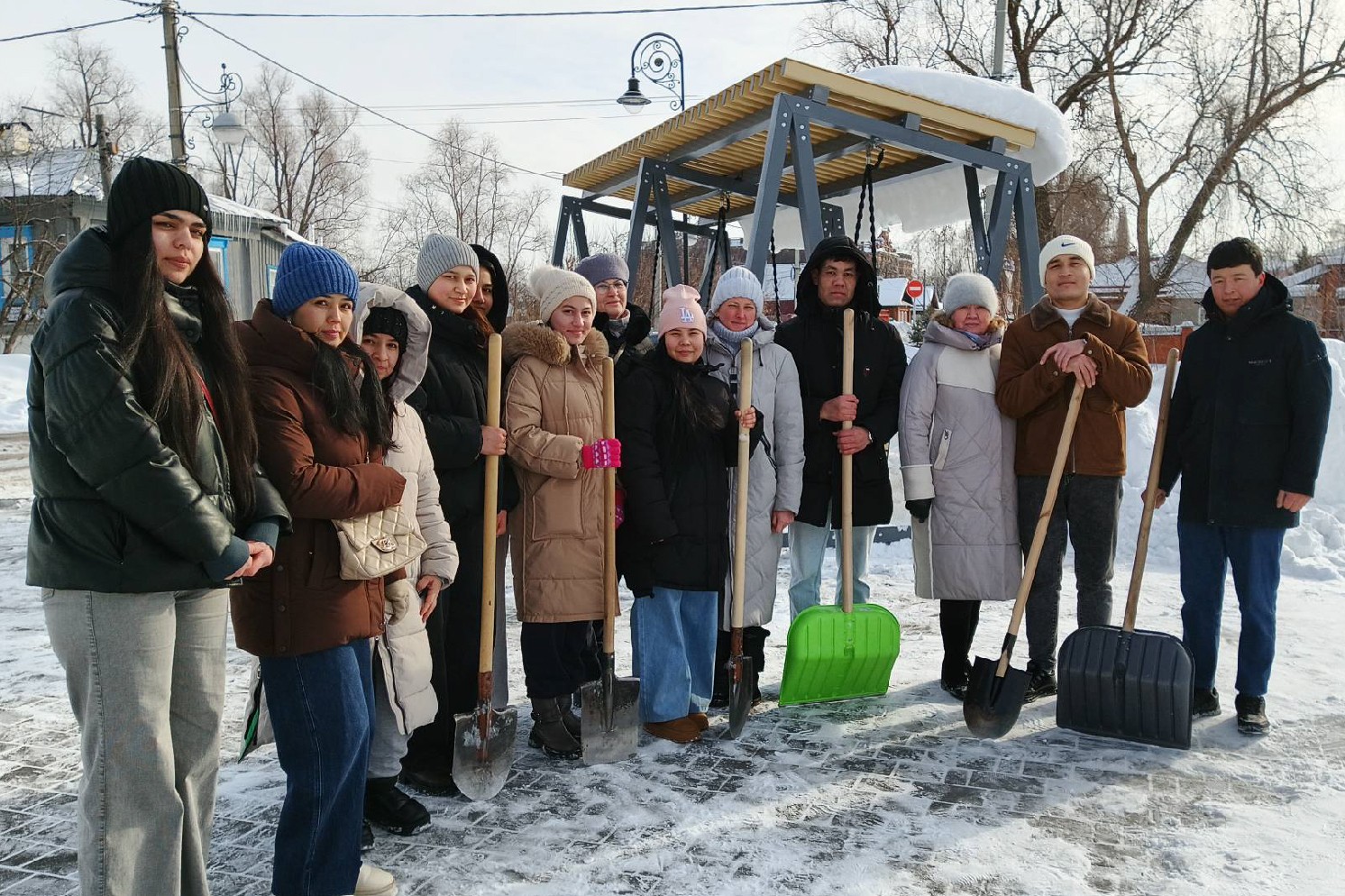 Студенты Елабужского института КФУ вышли на субботник Студенты Елабужского института КФУ вышли на субботник