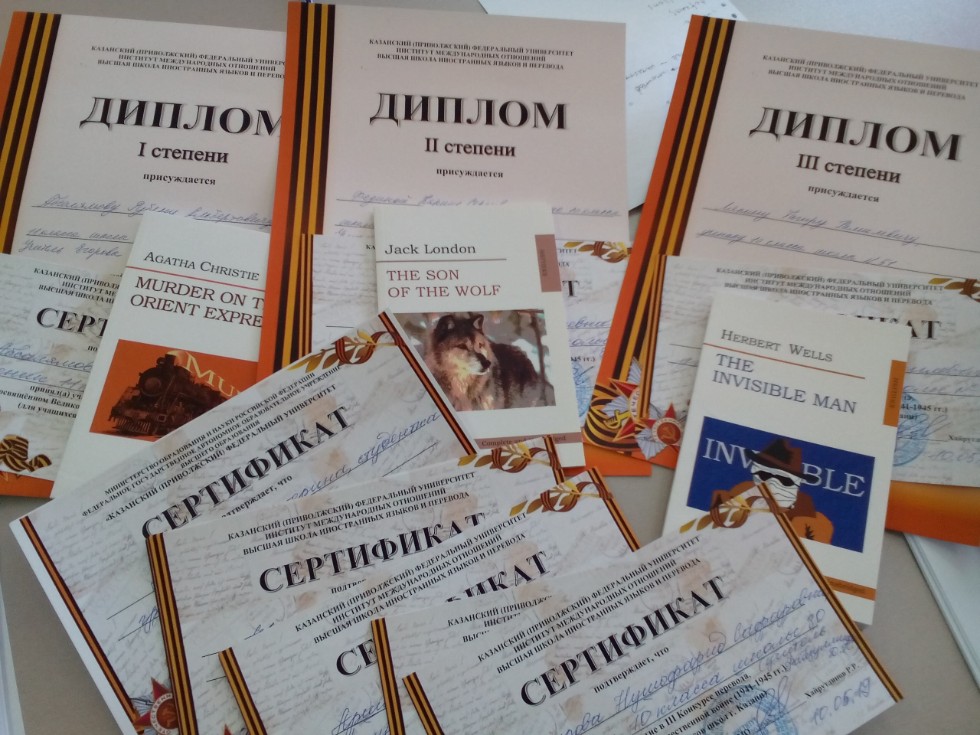 Сирень цветет? Победу празднует народ! И снова ждет своих героев перевод Сирень цветет? Победу празднует народ! И снова ждет своих героев перевод