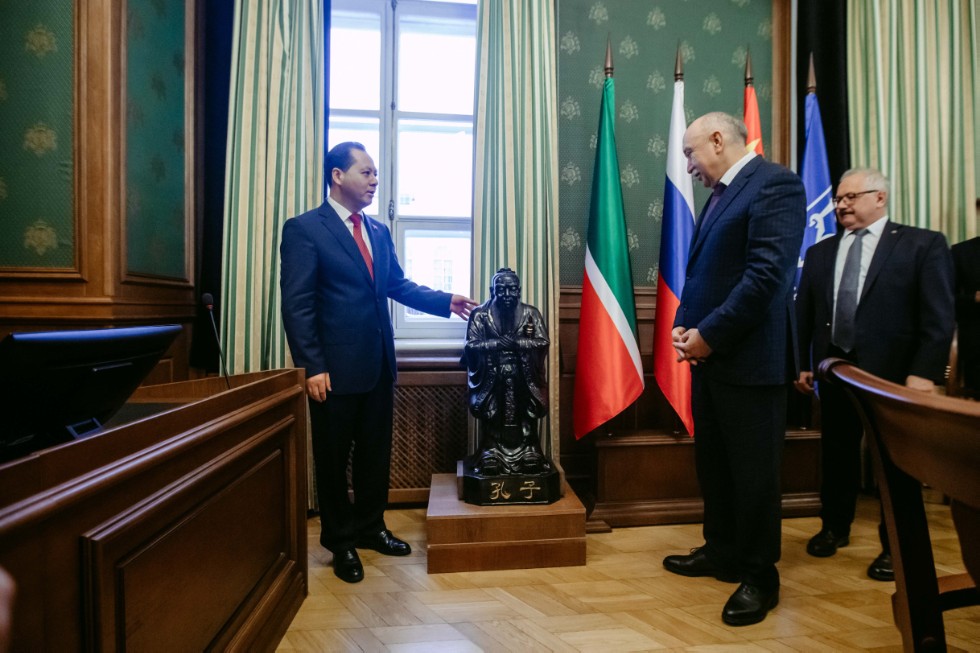 孔子塑像被中国驻喀山总领事馆捐给喀山联邦大学