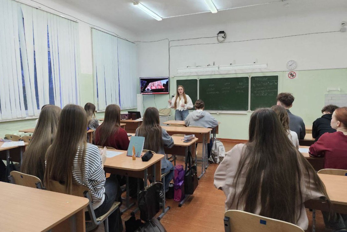 Студентка Елабужского института КФУ провела профориентационные встречи в школе города Можги Студентка Елабужского института КФУ провела профориентационные встречи в школе города Можги