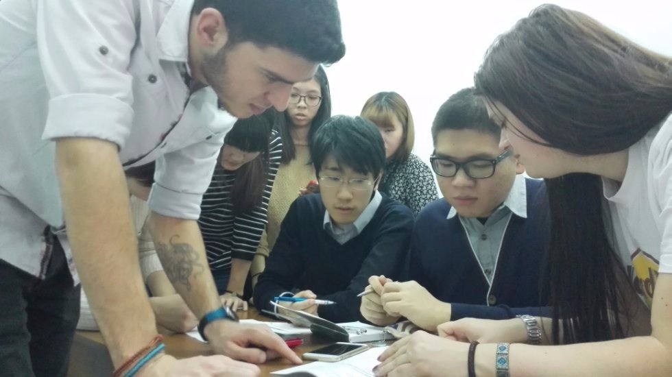 Foreign students didn't not get lost in the Russian street Foreign students didn't not get lost in the Russian street