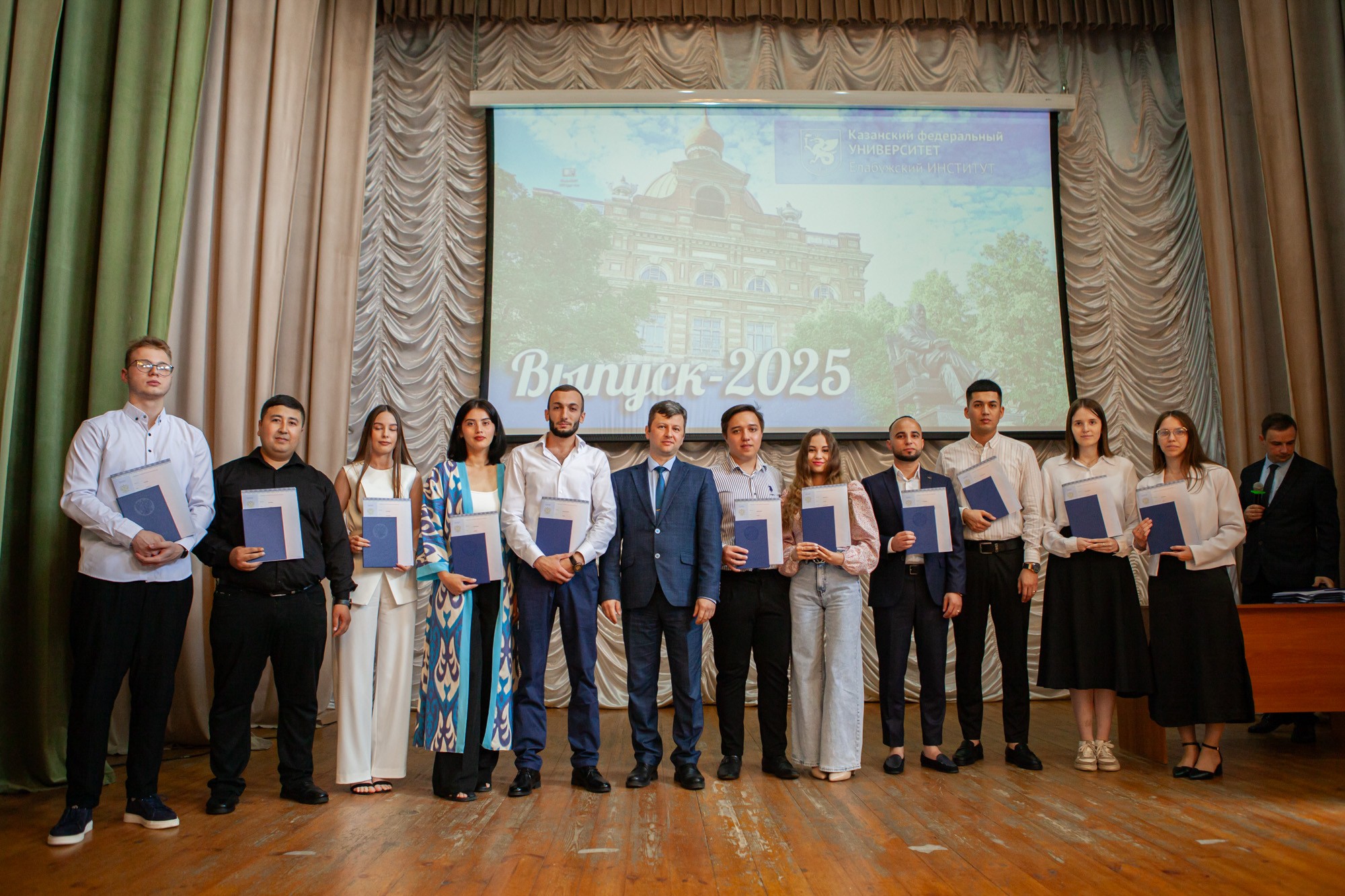 Состоялось вручение дипломов выпускникам Елабужского института КФУ Состоялось вручение дипломов выпускникам Елабужского института КФУ