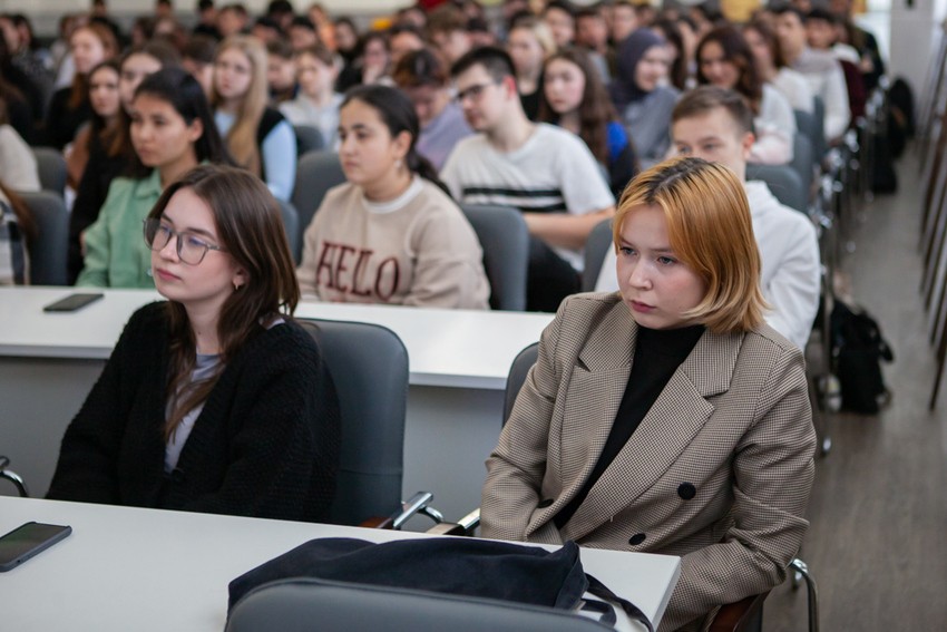 Со студентами встретилась инспектор МВД Со студентами встретилась инспектор МВД