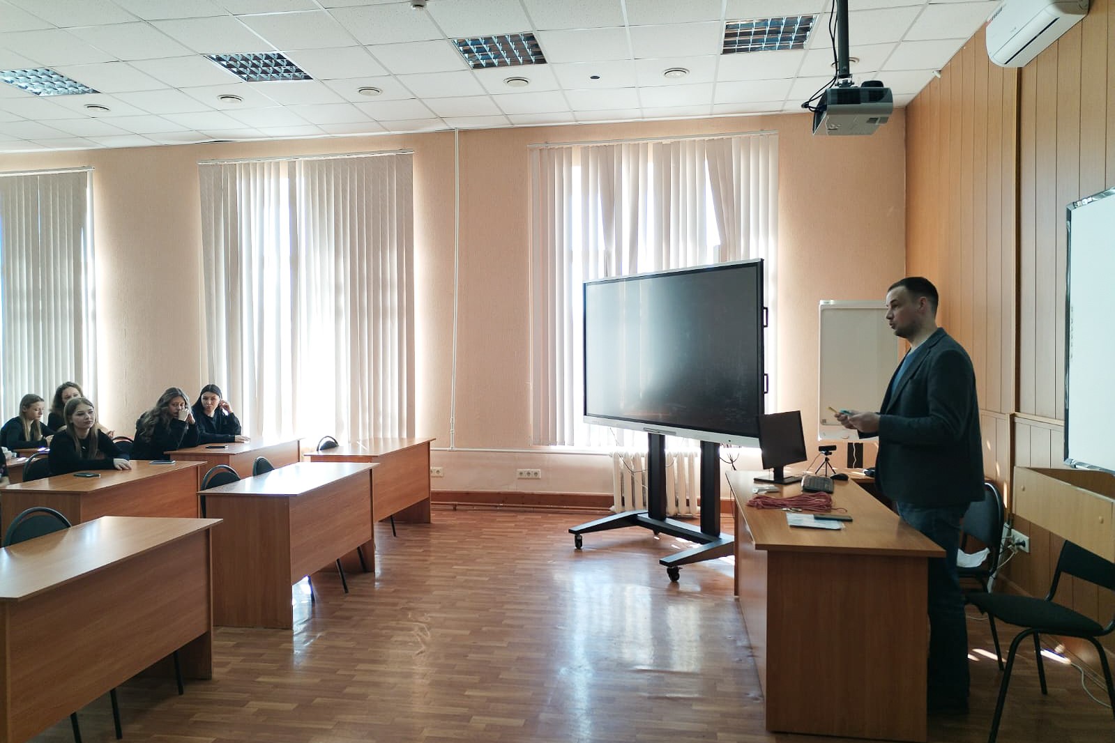 Школьникам из Лисичанска и Рубежное рассказали о направлениях обучения на отделении экономических и юридических наук Школьникам из Лисичанска и Рубежное рассказали о направлениях обучения на отделении экономических и юридических наук