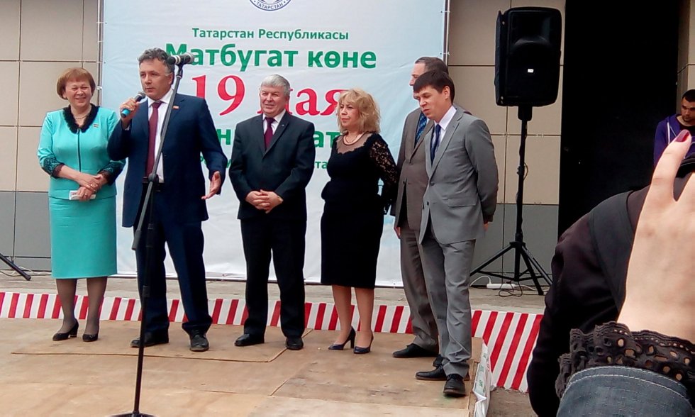 Мемориальная доска первому декану журфака Флориду Агзамову открылась в Казани Мемориальная доска первому декану журфака Флориду Агзамову открылась в Казани